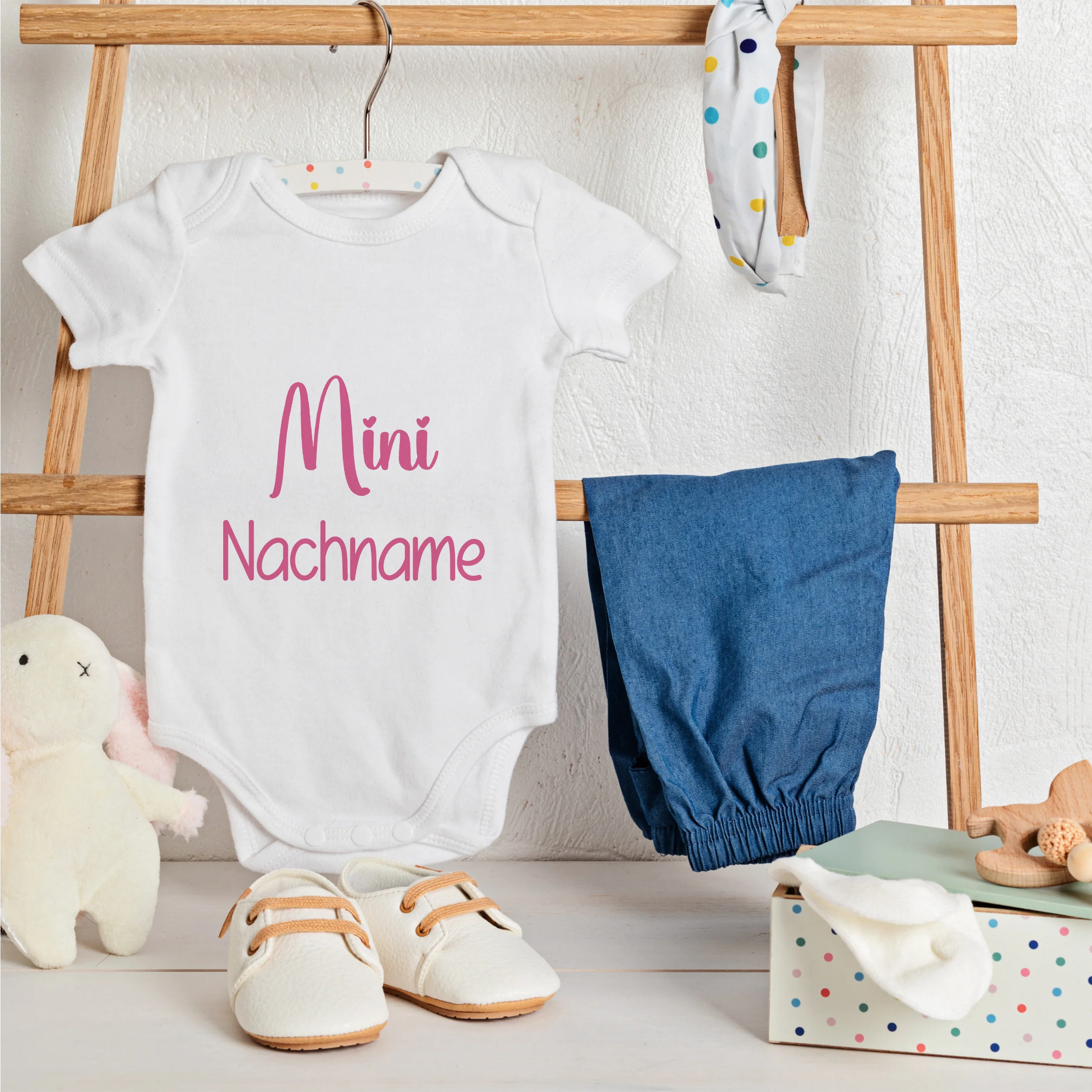 Babybody Mini Nachname in rosa - Image 2