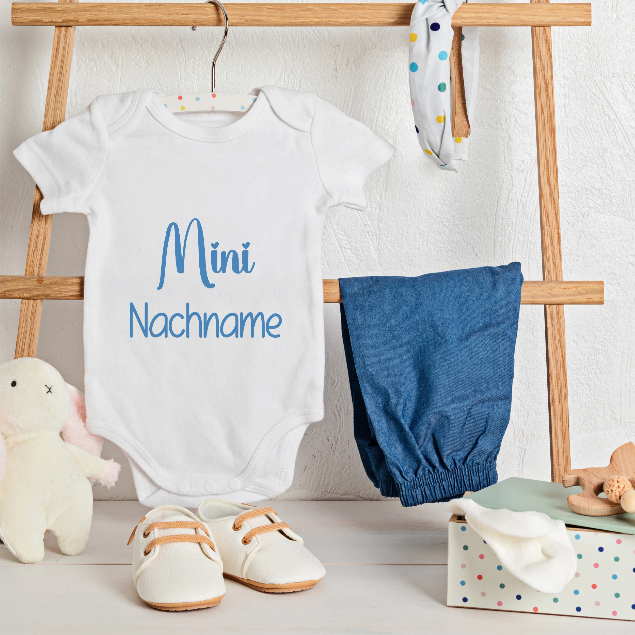 Babybody mit mini Nachname in blau - Image 2