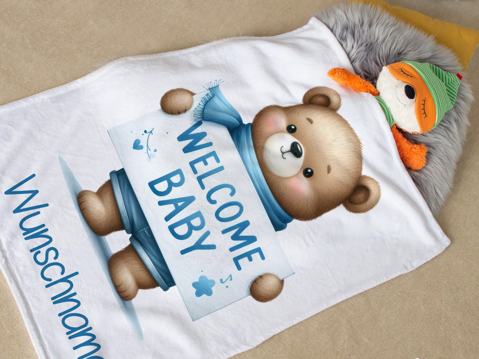 Babydecke Bär mit Willkommensschild in Blau - Image 2