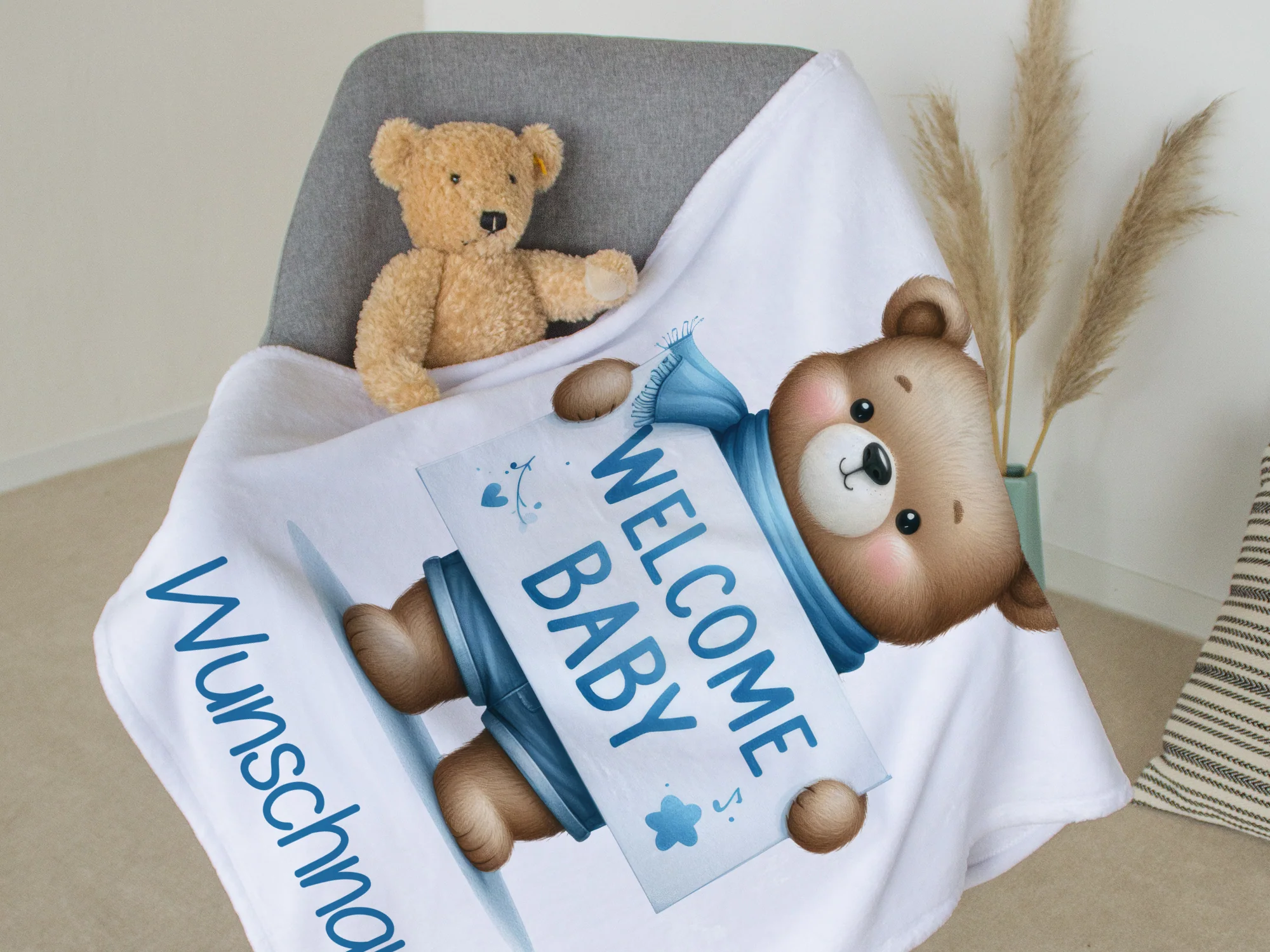 Babydecke Bär mit Willkommensschild in Blau - Image 3